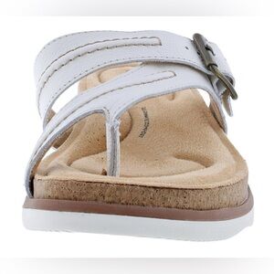 Clark's known for quality and so cute!  Leather, toe post. Brand new!​​​​